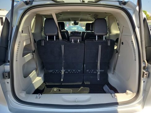 Used 2024 Chrysler Pacifica Touring-L FWD image 7
