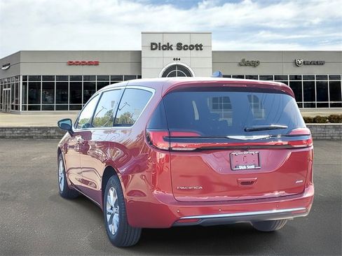New 2026 Chrysler Pacifica Select image 3
