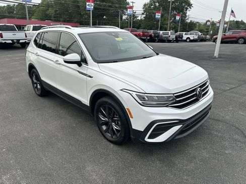 Used 2023 Volkswagen Tiguan SE w/ Panoramic Sunroof Package FWD image 11