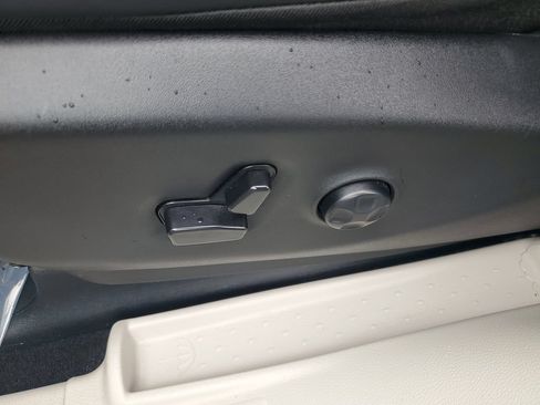 Used 2023 Chrysler Pacifica Touring-L FWD image 7