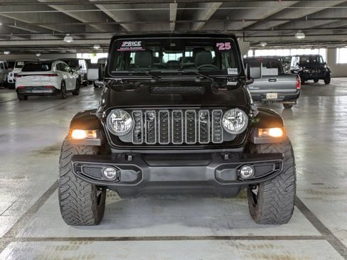Used 2025 Jeep Gladiator Sport image 2
