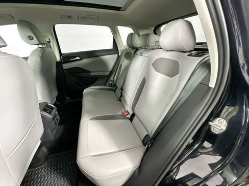 Used 2022 Volkswagen Taos SE w/ Panoramic Sunroof Package AWD/4WD image 25