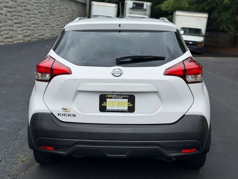 Used 2019 Nissan Kicks S FWD image 9