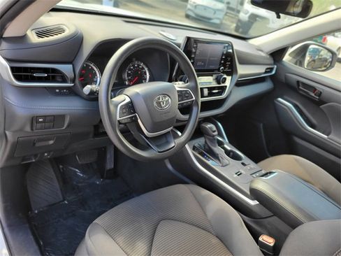Used 2022 Toyota Highlander L image 17