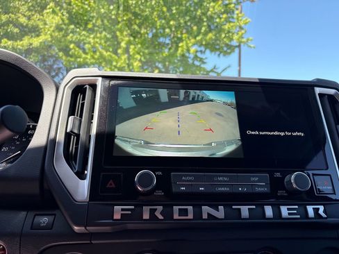Used 2025 Nissan Frontier SV RWD image 18