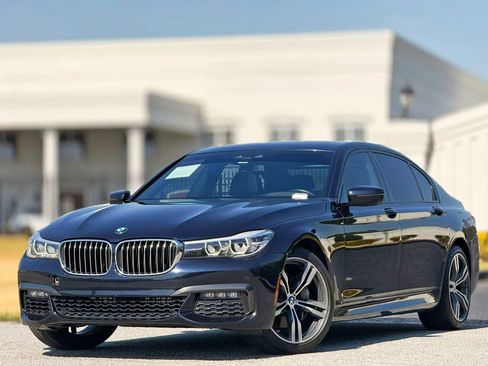 Used 2019 BMW 740i w/ Executive Package image 2