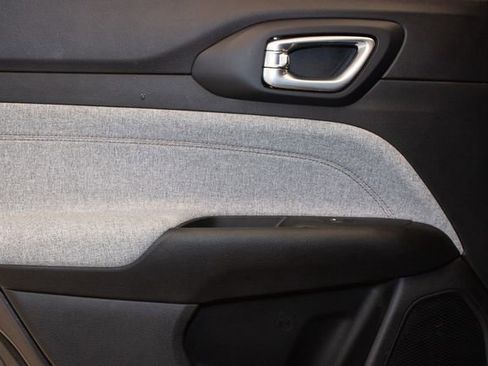 Used 2022 Jeep Compass Latitude image 17