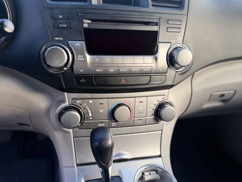 Used 2012 Toyota Highlander FWD w/ Tech Pkg image 17