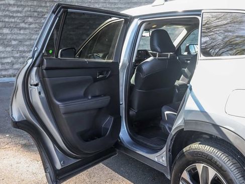 Used 2022 Toyota Highlander XLE AWD/4WD image 19