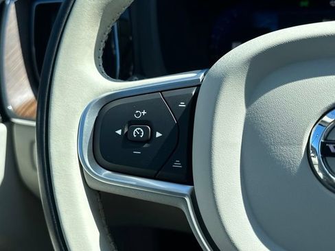 Certified 2022 Volvo XC60 B5 Momentum w/ Climate Package AWD/4WD image 26