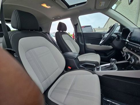 Used 2024 Hyundai Venue SEL image 11