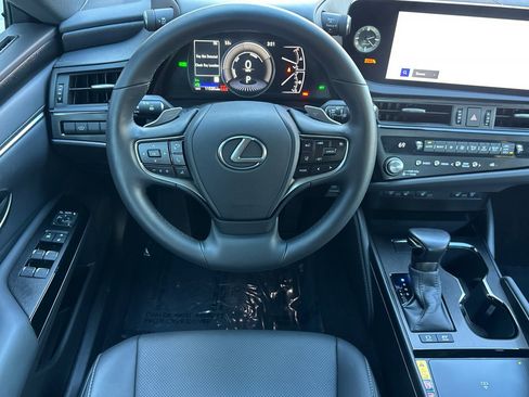 Certified 2025 Lexus ES 300h w/ Premium Package image 18