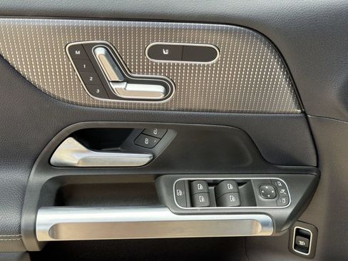 Used 2021 Mercedes-Benz GLB 250 4MATIC w/ Premium Package image 27