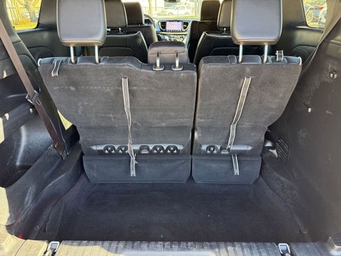 Used 2025 Chrysler Pacifica Limited image 37