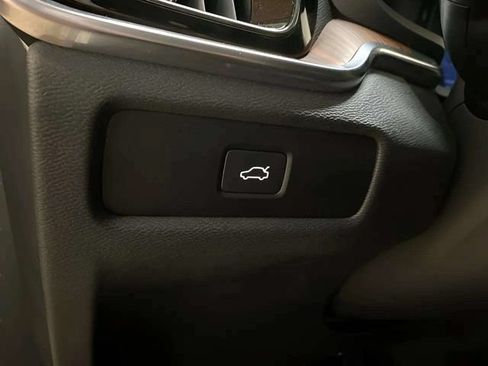 Used 2025 Volvo V60 B5 Cross Country Plus AWD/4WD image 32