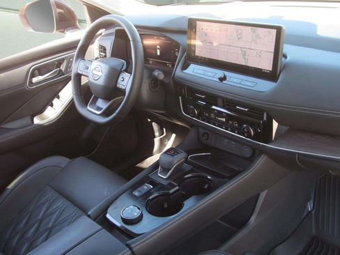 Used 2025 Nissan Rogue Platinum w/ Platinum Premium Package AWD/4WD image 10