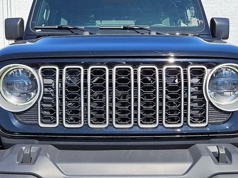 Used 2025 Jeep Wrangler Unlimited Sahara AWD/4WD image 34