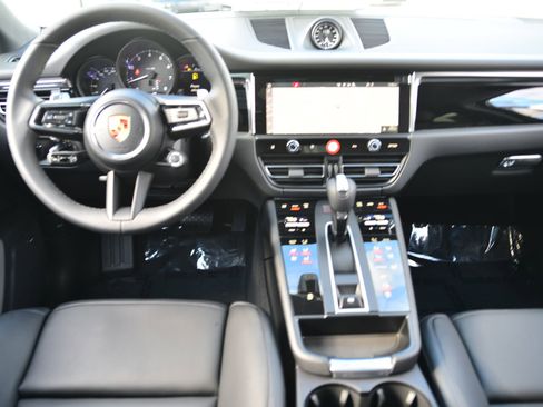 Certified 2026 Porsche Macan AWD/4WD image 27