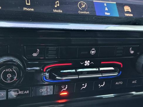 Used 2024 Jeep Grand Cherokee Limited w/ Black Appearance Package image 24