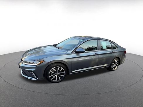 Used 2025 Volkswagen Jetta SE image 8