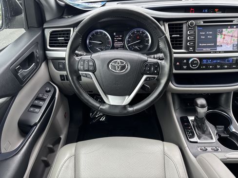Used 2019 Toyota Highlander Limited FWD image 14