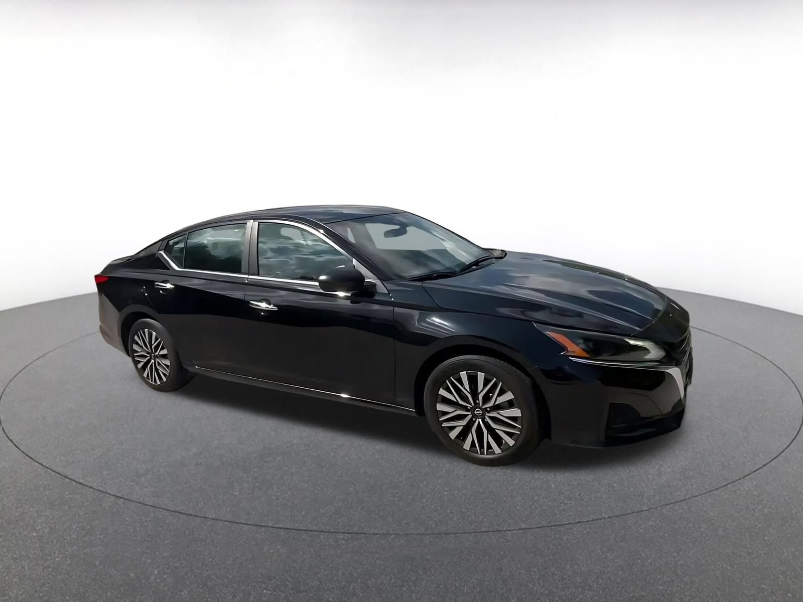Used 2025 Nissan Altima 2.5 SV FWD image 2