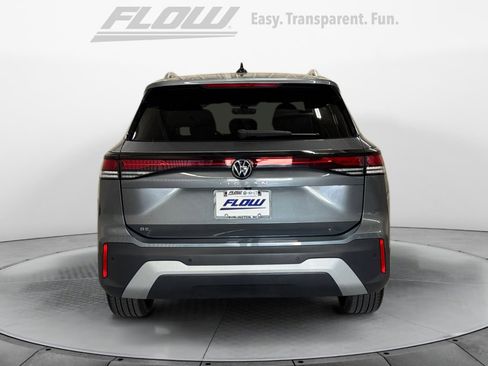 Used 2025 Volkswagen Tiguan SE image 8