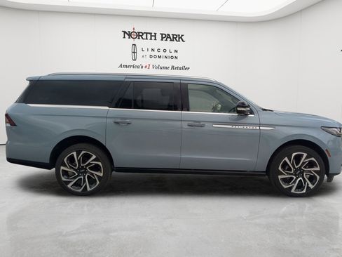New 2026 Lincoln Navigator L Reserve AWD/4WD image 2