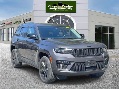 Used 2023 Jeep Grand Cherokee Limited w/ Black Appearance Package AWD/4WD image 4