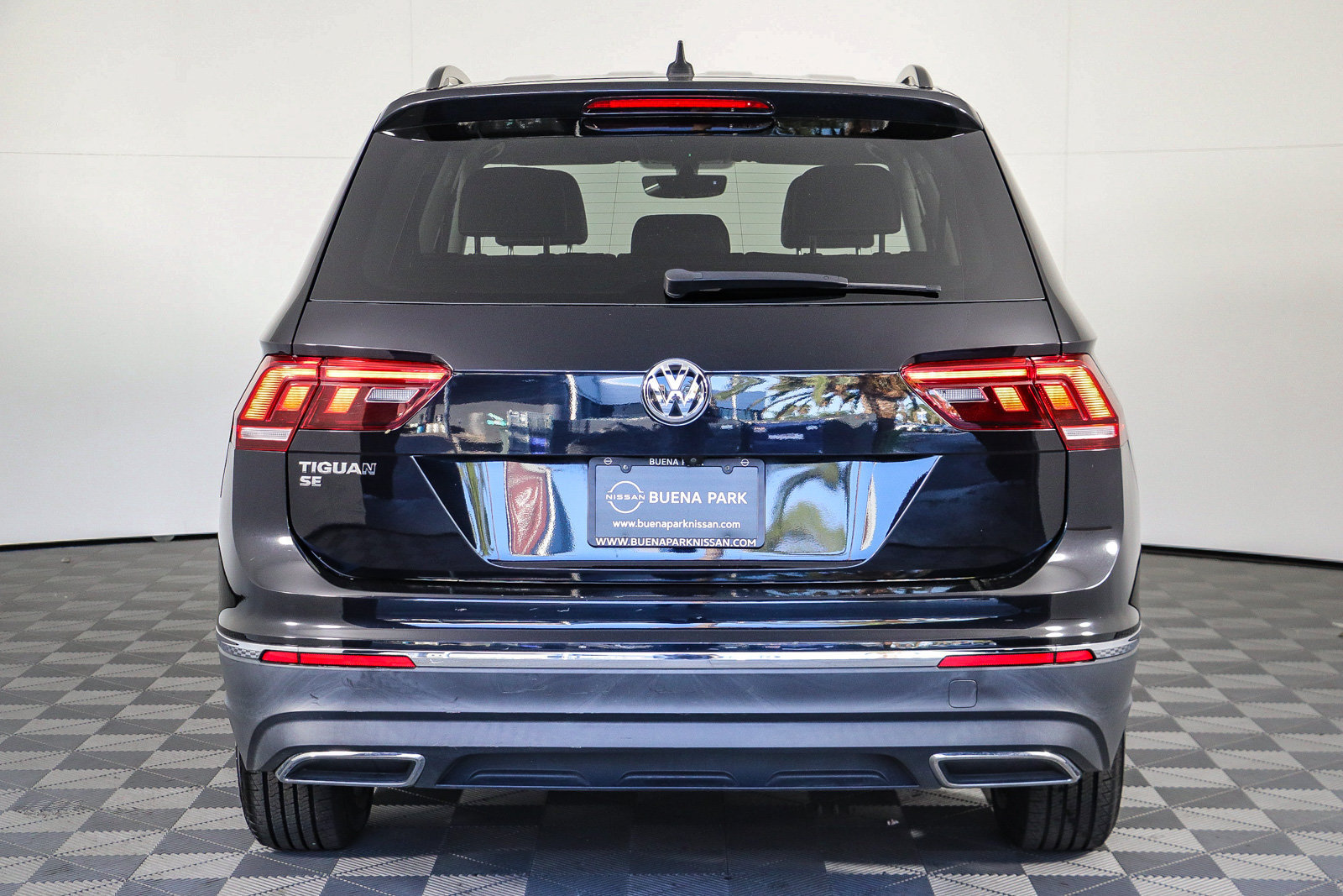 Used 2021 Volkswagen Tiguan SE w/ Panoramic Sunroof Package FWD image 7
