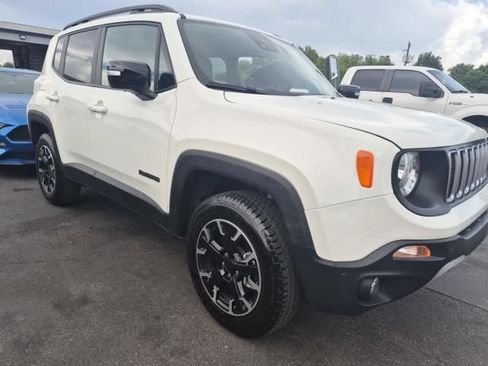 Used 2023 Jeep Renegade Latitude AWD/4WD image 2