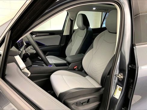 Certified 2025 Volkswagen Tiguan SE w/ Panoramic Sunroof Package AWD/4WD image 5