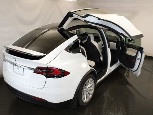 Used 2018 Tesla Model X 75D image 11