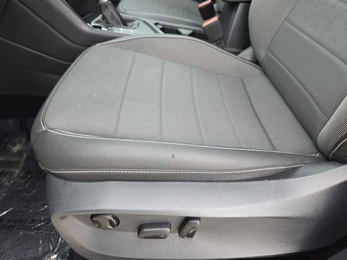 Used 2024 Volkswagen Taos SE image 31