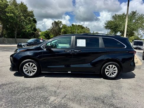 Used 2025 Toyota Sienna XLE FWD image 4