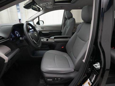 Used 2023 Toyota Sienna XLE FWD image 7