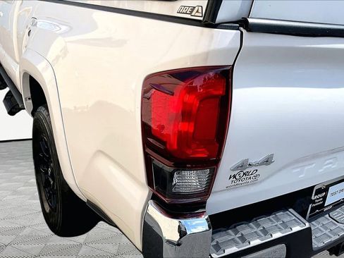 Used 2021 Toyota Tacoma SR5 AWD/4WD image 29