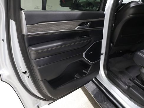 Used 2024 Jeep Wagoneer Series II AWD/4WD image 18