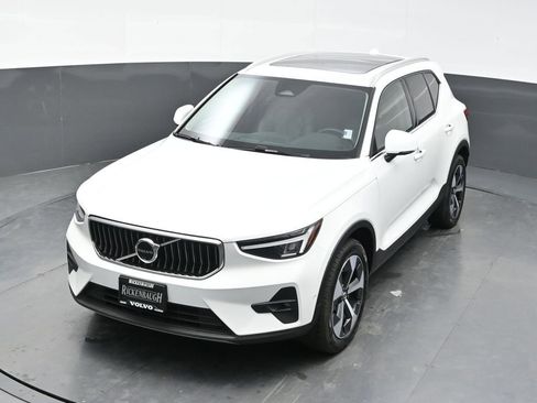 Used 2025 Volvo XC40 B5 Plus AWD/4WD image 32