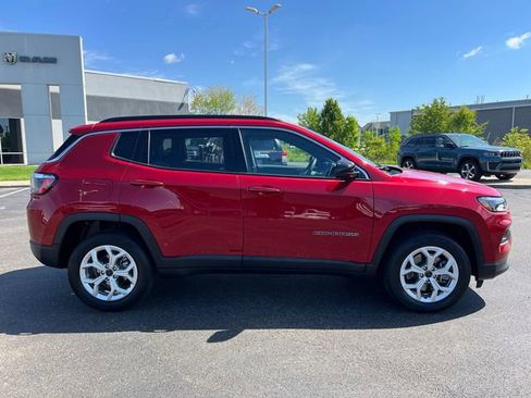 Used 2025 Jeep Compass Latitude w/ Sun & Sound Group AWD/4WD image 9