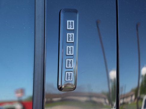 Used 2019 Ford F150 Lariat w/ Equipment Group 502A Luxury AWD/4WD image 4