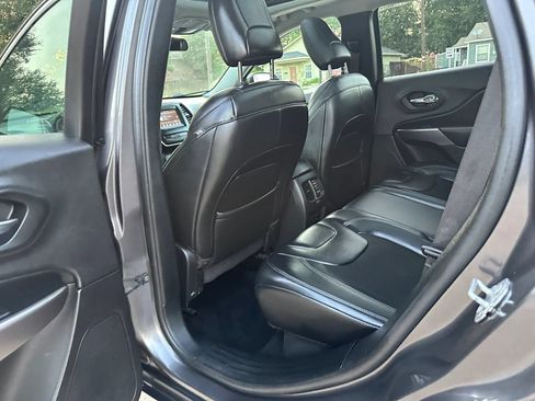 Used 2019 Jeep Cherokee Latitude Plus FWD image 15