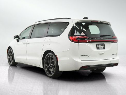 Used 2025 Chrysler Pacifica Limited FWD image 3