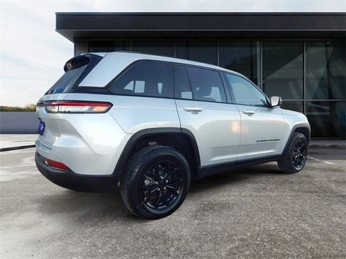 Used 2024 Jeep Grand Cherokee Altitude image 3