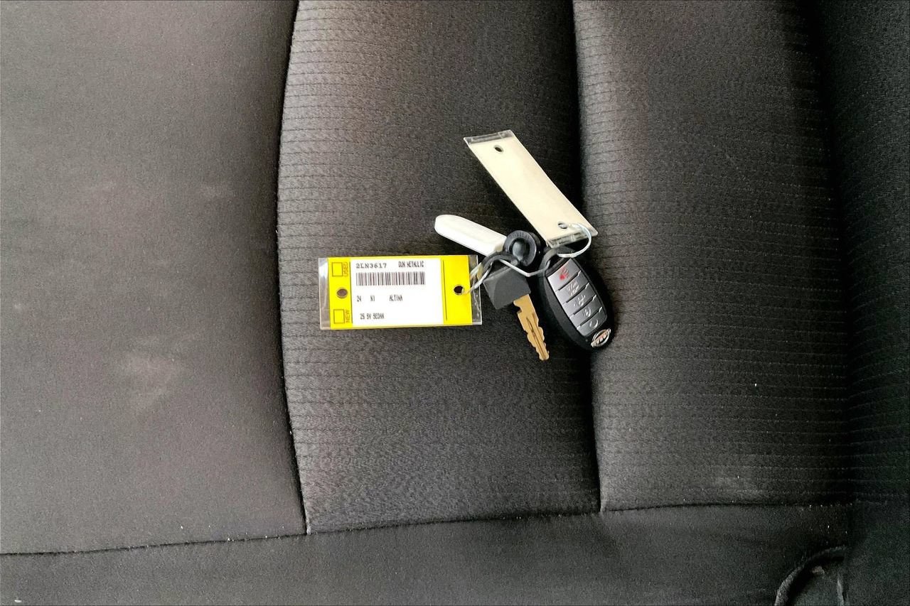 Used 2024 Nissan Altima 2.5 SV FWD image 30