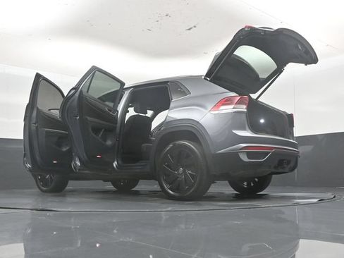 Used 2024 Volkswagen Atlas Cross Sport SE FWD image 60