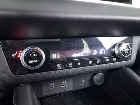 Used 2024 Mitsubishi Outlander SE Black Edition image 17