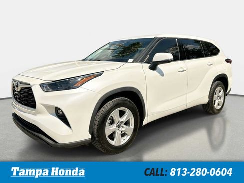 Used 2022 Toyota Highlander LE FWD image 1