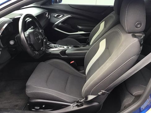 Used 2018 Chevrolet Camaro LT RWD image 9