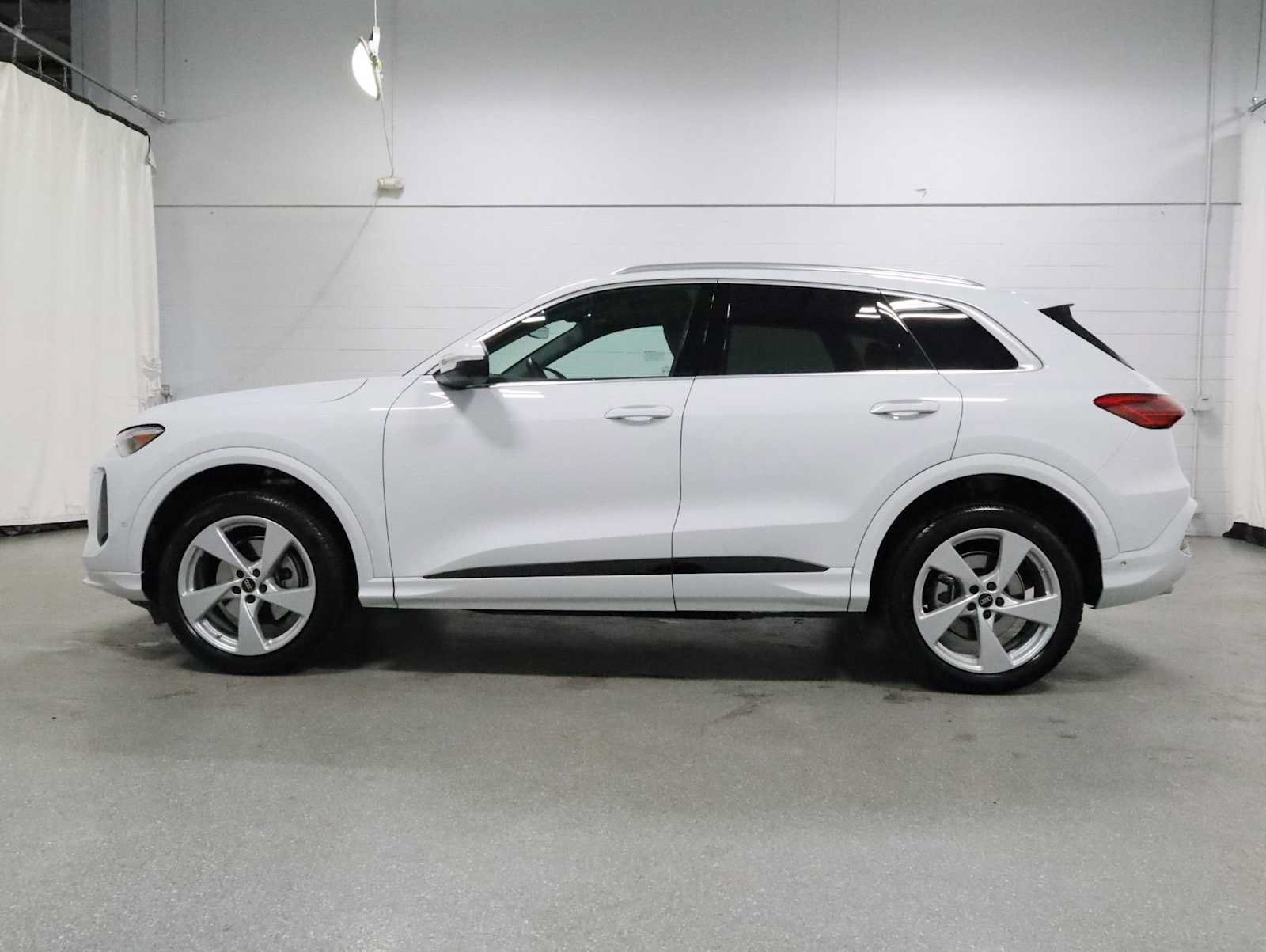 Certified 2025 Audi Q5 Premium AWD/4WD image 2